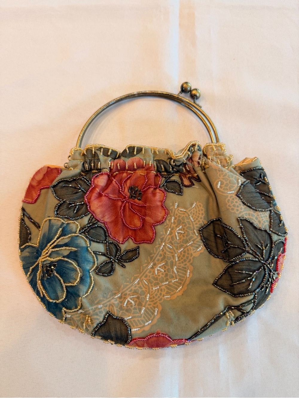 Vintage-Style Decorative Floral with Beaded Detail Kisslock Handle Clutch